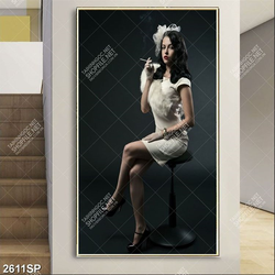 Tranh quý cô sang trọng cầm điếu thuốc treo spa