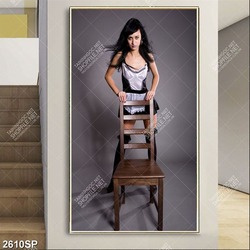 Tranh cô nàng sexy đứng bên ghế gỗ treo tường spa