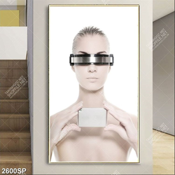 Tranh spa cô gái đến từ tương lai