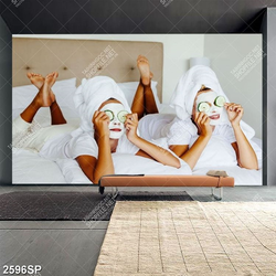 Tranh treo spa mẹ và bé cùng đắp mặt nạ
