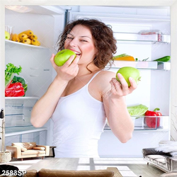 Tranh spa cô gái vui vẻ ăn táo xanh