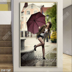Tranh cô gái trẻ đứng che dù dưới phố