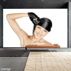 Tranh treo spa cô gái với mái tóc đen óng ả