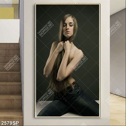 Tranh spa mái tóc dài che đi vòng một cô gái trẻ