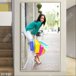 Tranh spa cô gái đứng tựa mình bên tường cầm túi quà