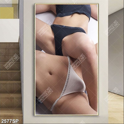 Tranh spa hai cô gái mặc bikini gợi cảm