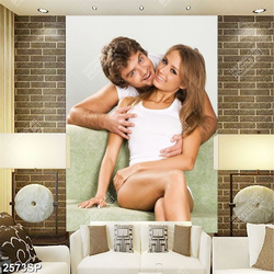 Tranh cặp đôi ôm nhau cười rạng rỡ treo spa