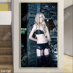 Tranh người mẫu bikini gợi cảm bên bức tường cũ treo spa