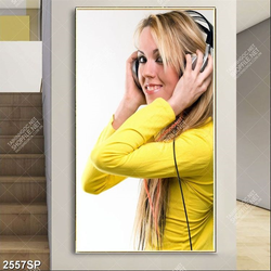 Tranh người đẹp mặc áo vàng nổi bật treo tường spa