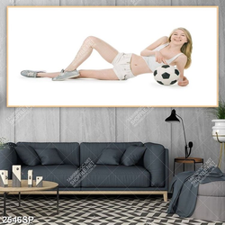 Tranh cô gái xinh đẹp bên trái bóng treo spa