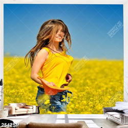Tranh treo spa cô gái trẻ bên cánh đồng hoa vàng
