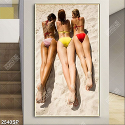Tranh spa ba cô nàng mặc bikini phơi nắng bên bãi cát