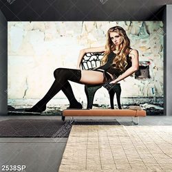 Tranh spa người mẫu khoe đôi chân dài sexy