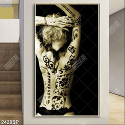 Tranh nghệ thuật treo spa cô gái với tấm lưng vẽ kín