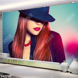 Tranh spa quý cô môi đỏ đội chiếc mũ che đi đôi mắt