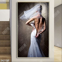 Tranh spa cô gái kéo khóa váy cưới khoe lưng trần