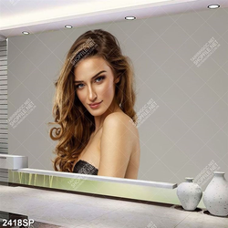 Tranh spa cô gái khoe vai trần gợi cảm