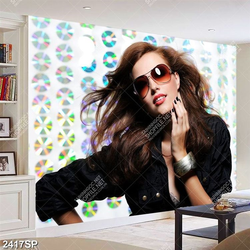 Tranh spa quý cô đeo mắt kính sành điệu