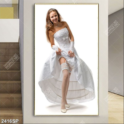 Tranh spa cô gái kéo váy cưới khoe đôi chân