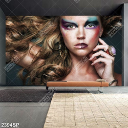 Tranh spa cô gái với gương mặt make up ấn tượng