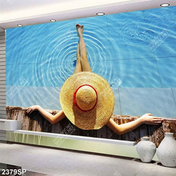 Tranh spa cô gái ngồi nghịch nước bên hồ bơi