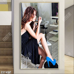 Tranh spa cô gái mặc váy đen ngồi trong quán cà phê