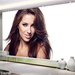 Tranh spa gương mặt cô gái trẻ xinh đẹp