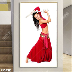 Tranh spa cô gái mặc váy đỏ khoe vòng hai