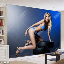 Tranh spa người đẹp bikini đứng tạo dáng bên lốp xe ô tô