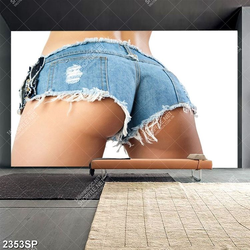 Tranh spa cô gái mặc chiếc short jean khoe vòng ba gợi cảm
