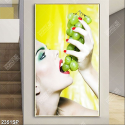 Tranh người đẹp cắn nho xanh in canvas treo spa