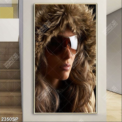 Tranh spa người đẹp đội chiếc mũ lông