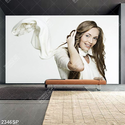 Tranh spa cô gái quàng chiếc khăn trắng