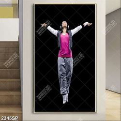 Tranh treo spa cô gái dang tay nghe nhạc