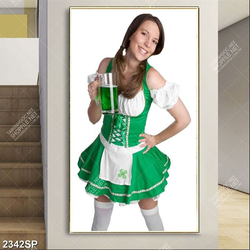 Tranh spa cô nàng xinh xắn cầm ly bia xanh