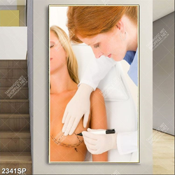 Tranh cô gái làm phẩu thuật nâng ngực