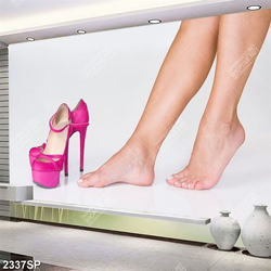 Tranh spa đôi chân trần bên đôi guốc hồng in uv