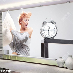 Tranh người đẹp bên chiếc đồng hồ báo thức treo tường spa