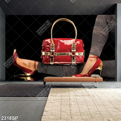 Tranh spa chiếc túi xách đẹp đặt trên chân cô gái