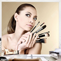 Tranh spa cô gái với những chiếc cọ trang điểm