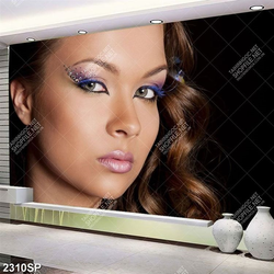 Tranh spa gương mặt xinh đẹp của cô gái trẻ