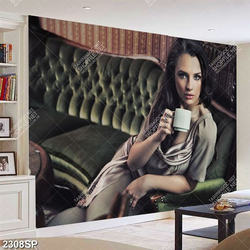 Tranh spa cô gái xinh đẹp uống ly trà nóng