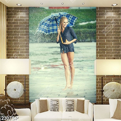 Tranh spa cô gái xinh đẹp che dù đứng dưới mưa