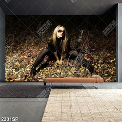 Tranh spa cô gái ngồi trên bãi cỏ in canvas