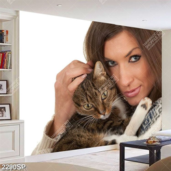 Tranh cô gái ôm chú mèo treo tường spa