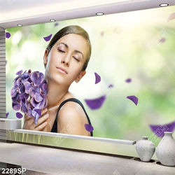 Tranh spa cô gái cầm bông hoa cẩm tú cầu tím