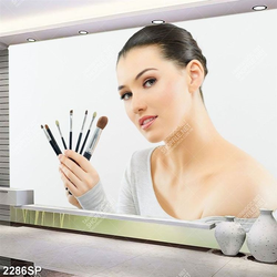 Tranh spa người đẹp cầm cọ trang điểm
