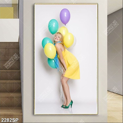 Tranh spa cô gái mặc váy chiếc váy vàng xinh xắn