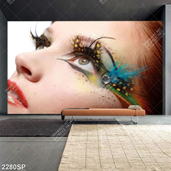 Tranh cô gái với đôi mắt chim công ấn tượng treo spa