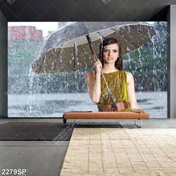 Tranh spa cô gái mặc váy vàng che dù đứng dưới mưa